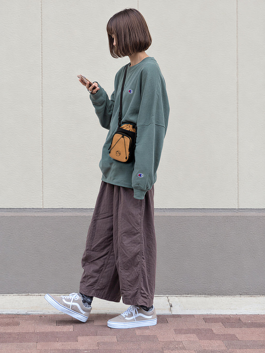 Hands-Free Crossbody in Deep Black Cork – on-body shot 01