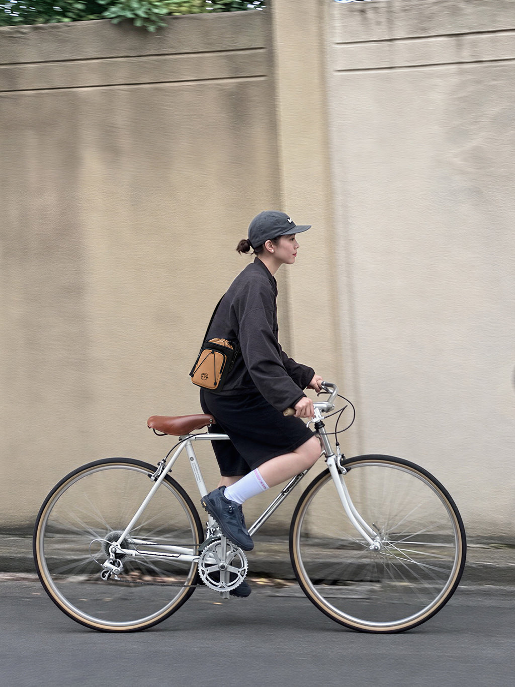Hands-Free Crossbody in Deep Black Cork – on-body shot 02