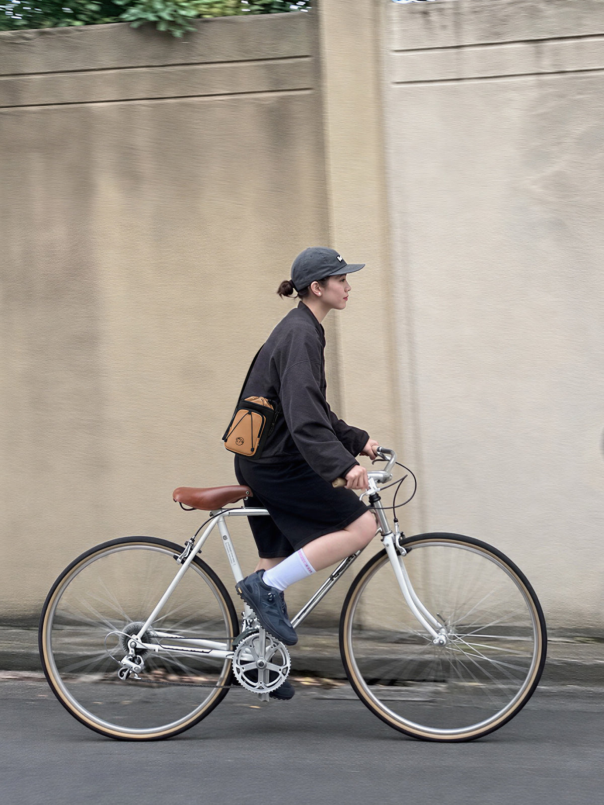 Hands-Free Crossbody in Deep Black Cork – on-body shot 02