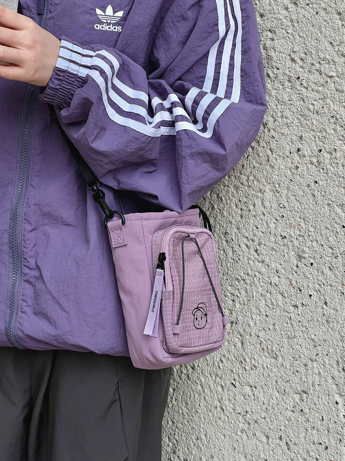 Hands-Free Crossbody in Lilac – on-body shot 02