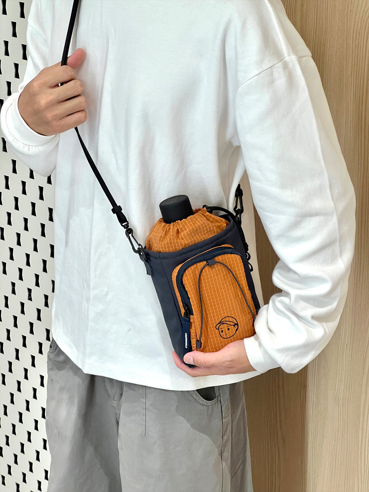 Hands-Free Crossbody in Navy – on-body shot 02