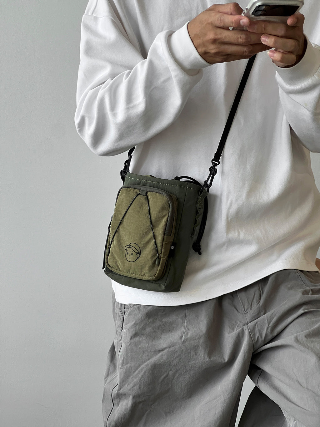 Hands-Free Crossbody in Olive – on-body shot 01