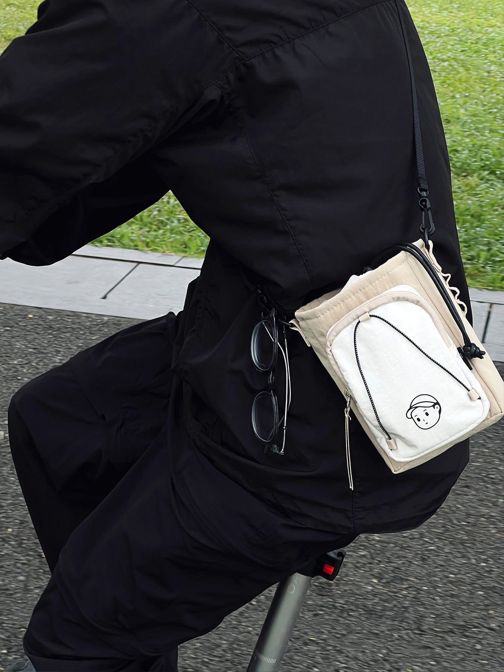 Hands-Free Crossbody in Rock Sand – on-body shot 02