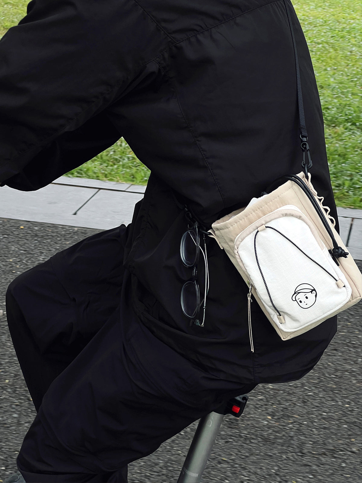 Hands-Free Crossbody in Rock Sand – on-body shot 02