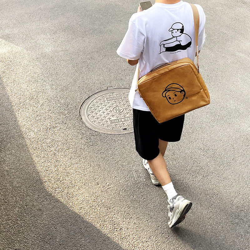 Kraft Paper Crossbody in Medium – on-body 01