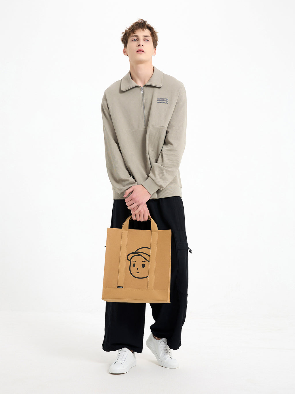 Kraft Paper Square Tote in Medium – on-body 02