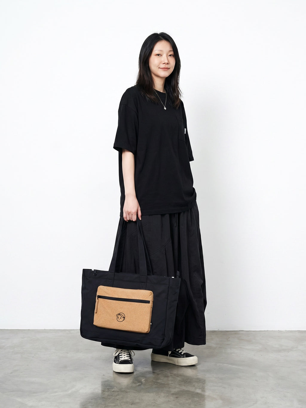 NT6 Pocket Tote in Deep Black – on-body shot 01