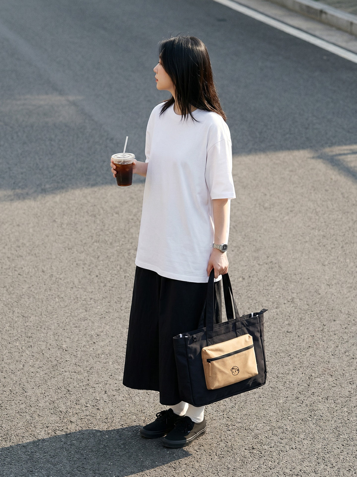 NT6 Pocket Tote in Deep Black – on-body shot 02