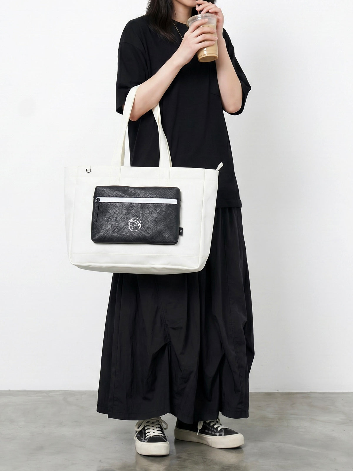 NT6 Pocket Tote in Soft Beige – on-body shot 01