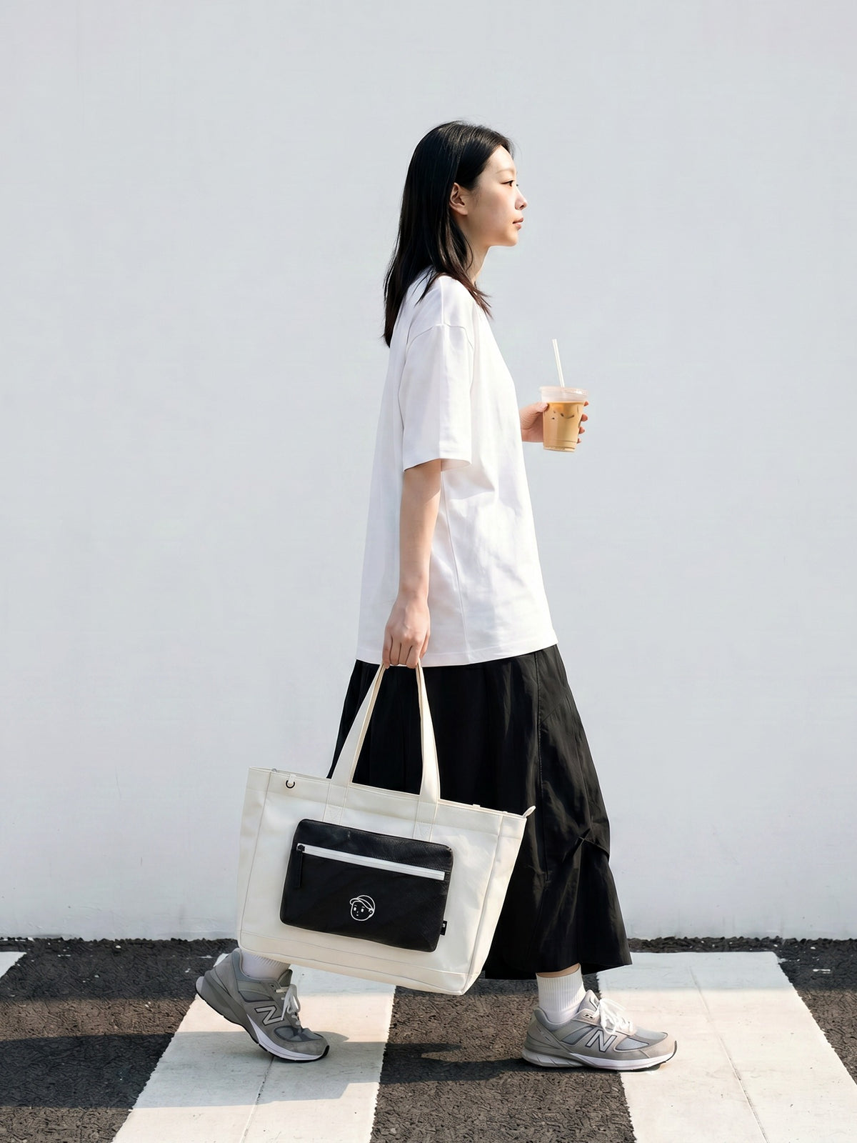 NT6 Pocket Tote in Soft Beige – on-body shot 02